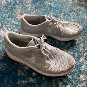 Nike Roshe Ones Flyknit size 8